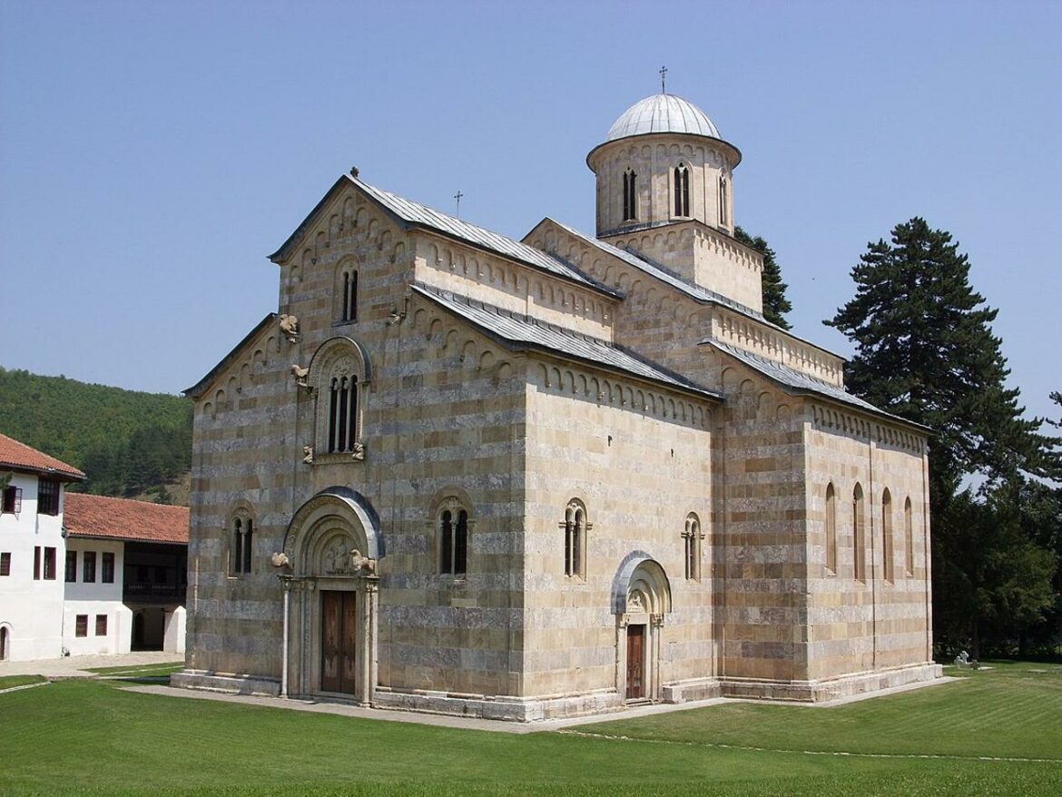Kvinta poziva Prištinu da bez odlaganja vrati zemlju manastiru Dečani