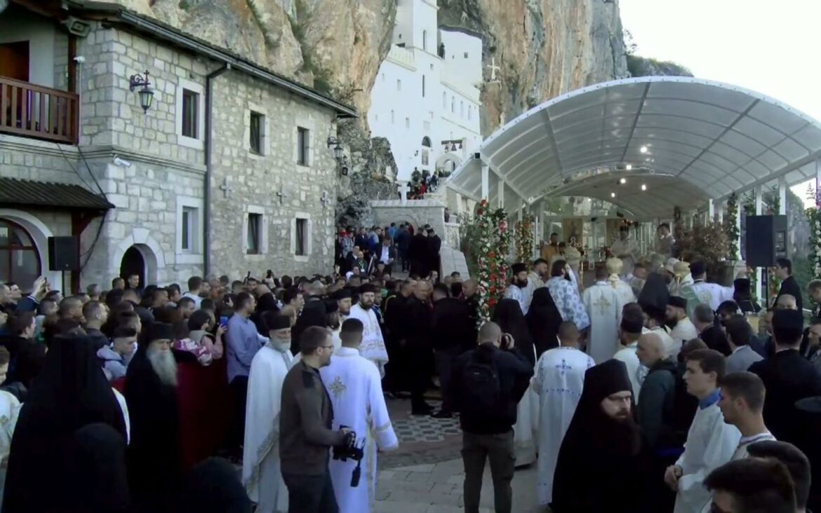 Hiljade vernika kod manastira Ostrog, sastali se Abazović i Porfirije