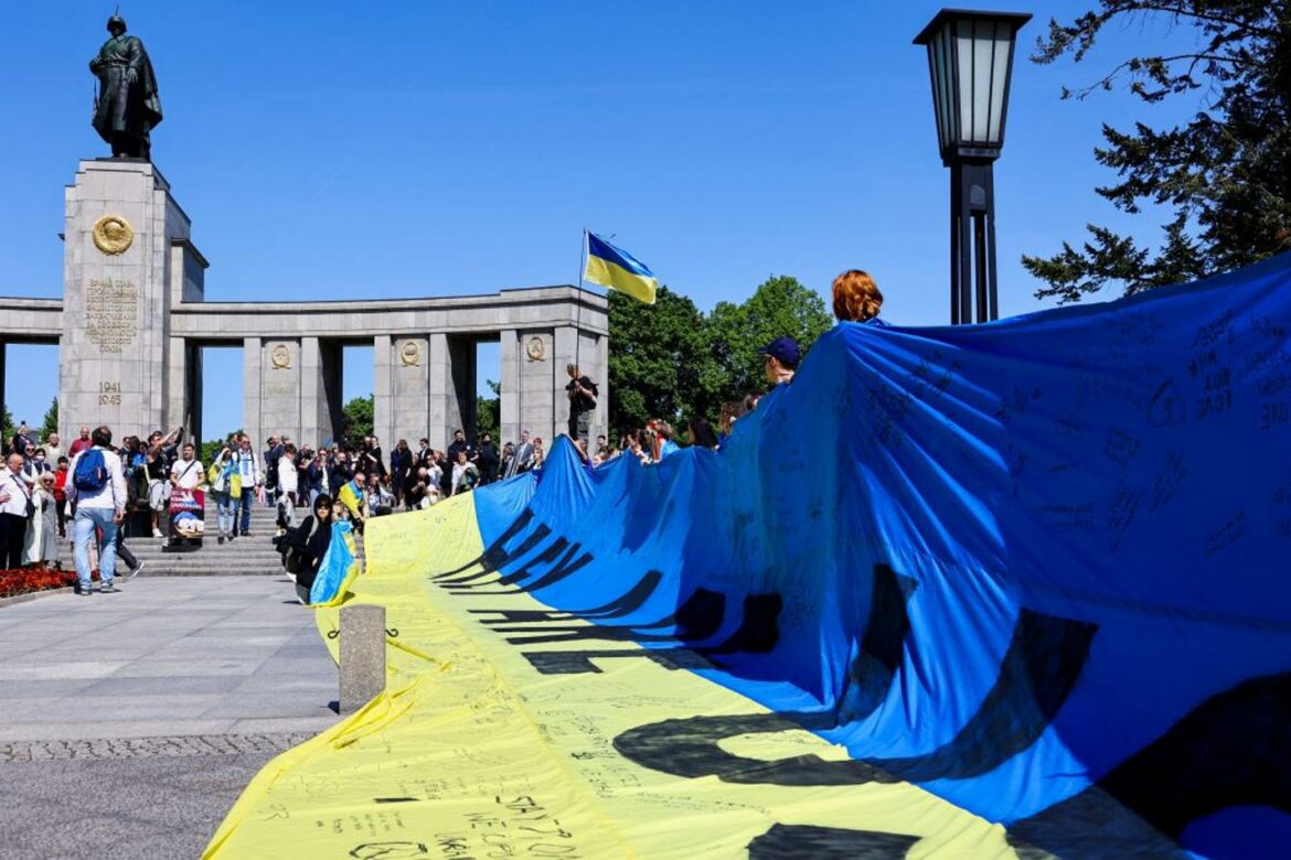 Berlinska policija naredila uklanjanje 25 metara duge ukrajinske zastave sa spomenika Tirgarten