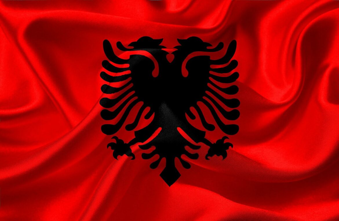 Mladići razvili zastavu Albanije u Severnoj Mitrovici