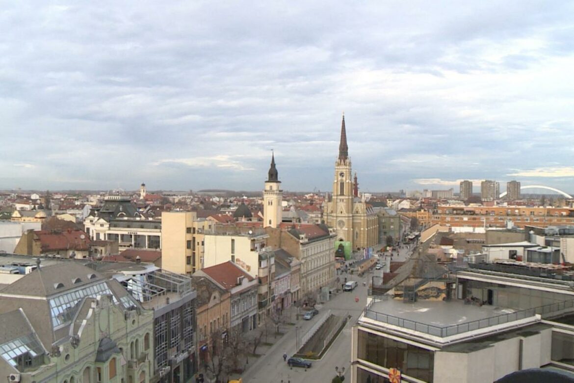 Jako nevreme pogodilo Novi Sad, vetar „čupao“ drveće