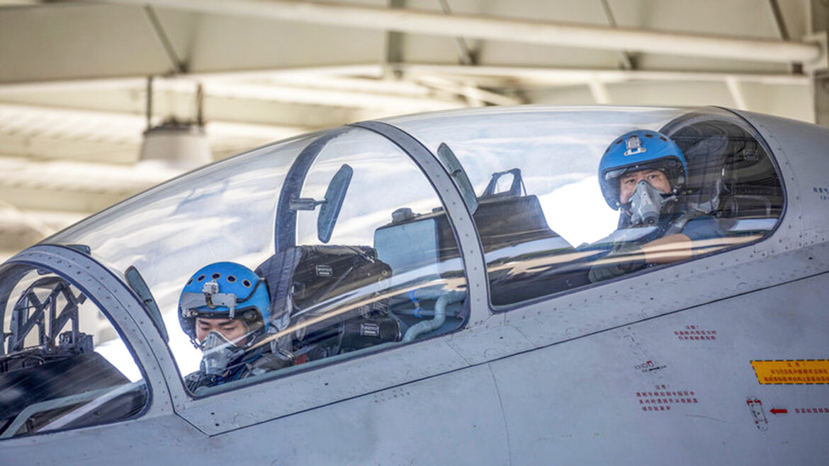 Kineski vojni piloti su srušili kanadski avion