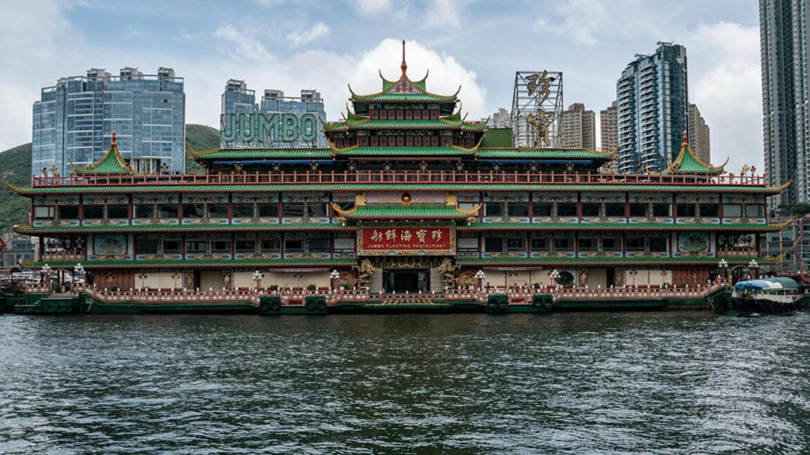 Čuveni plutajući restoran u Hong Kongu srušio se u more
