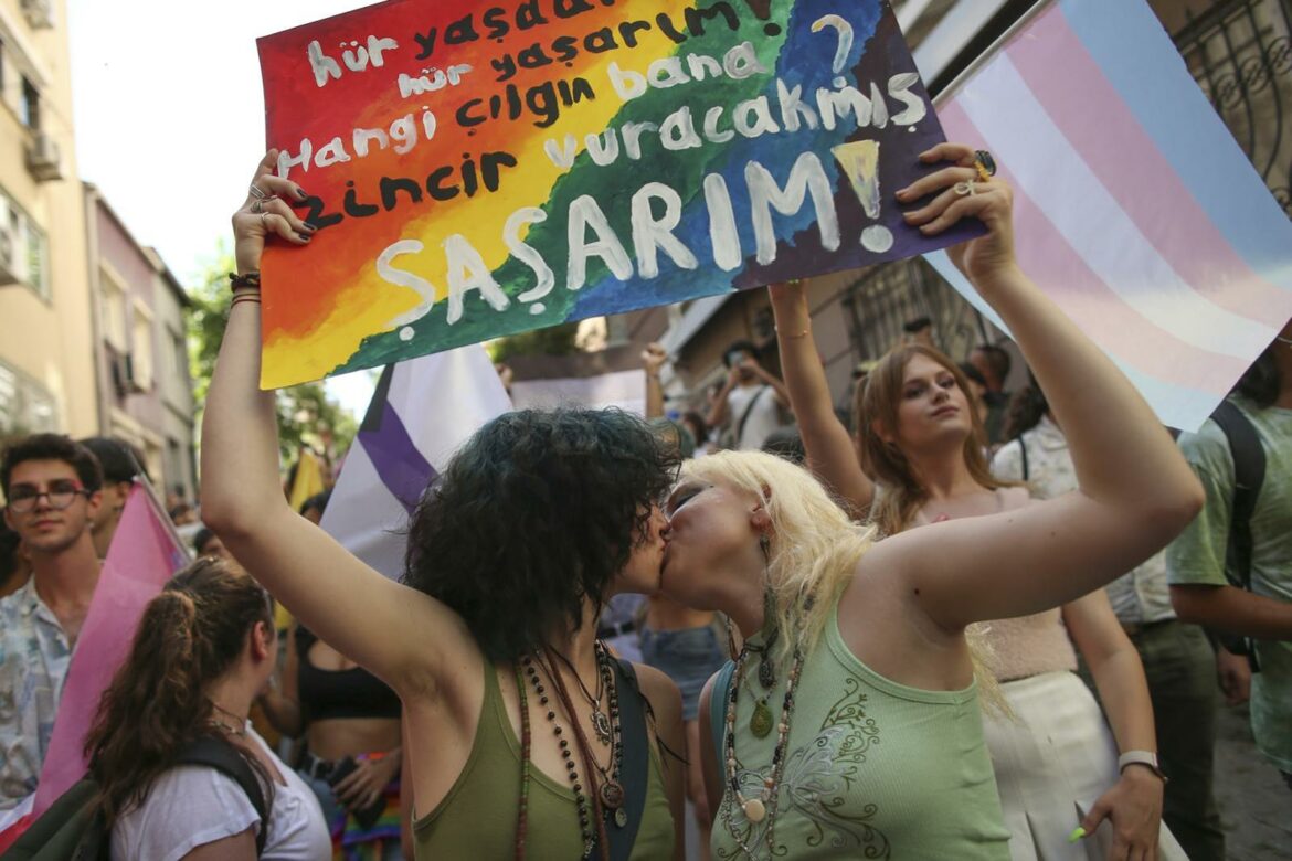 Policija u Istanbulu sprečila održavanje Parade ponosa, desetine privedene