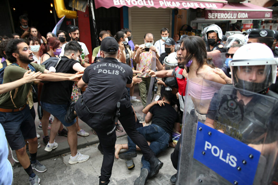 Istanbulska policija privela više od 150 ljudi, uključujući novinare