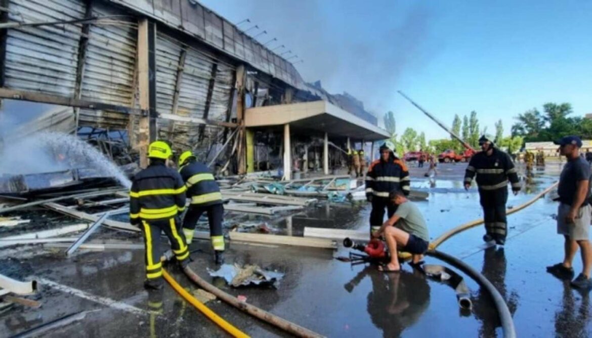 U raketiranju tržnog centra Kremenčuk dvoje mrtvih, 20 povređenih