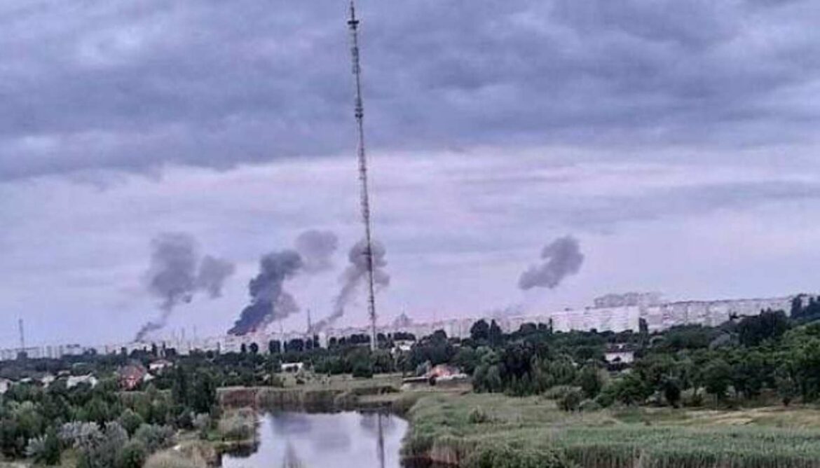 Rusi izveli raketni udar na rafineriju nafte u Kremenčuku