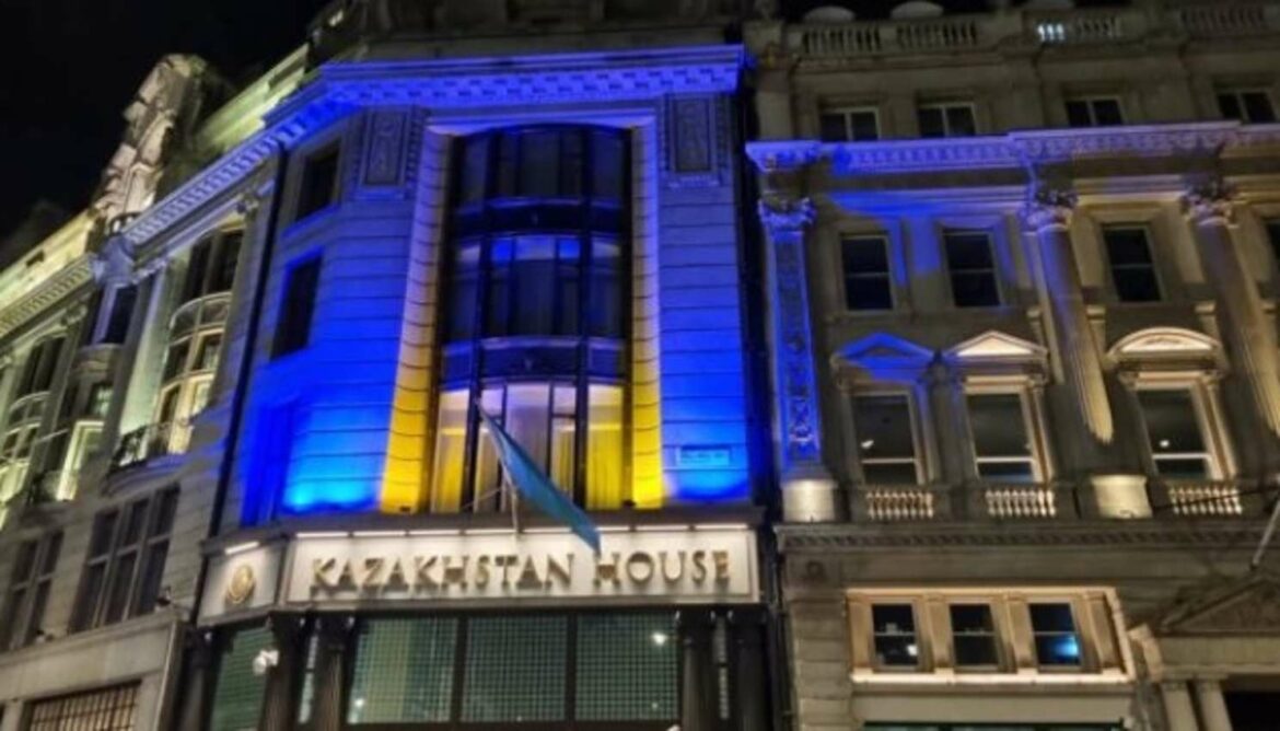 Ambasada Kazahstana osvetljena bojama ukrajinske zastave