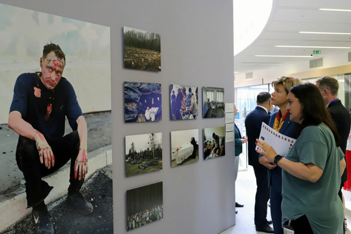 Brisel: Otvorena izložba fotografija o ruskim ratnim zločinima