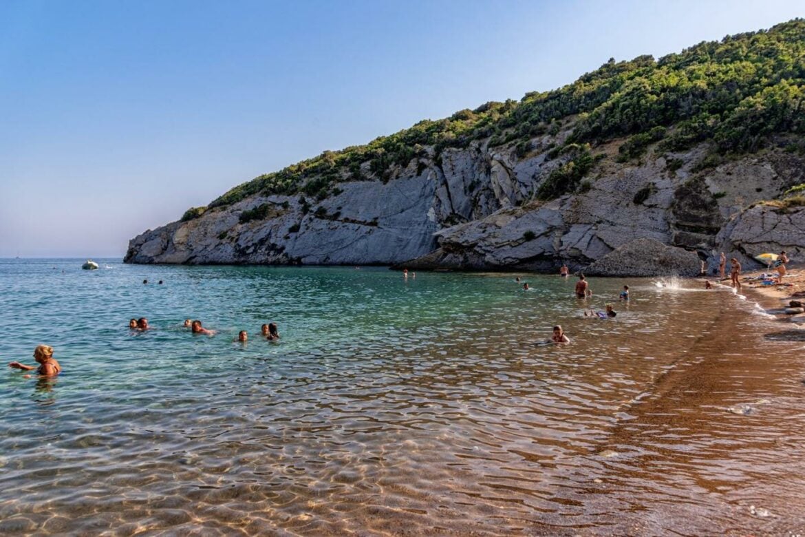 Evakuisani gosti lokala i kupači sa plaže u Čanju zbog dojave o bombi