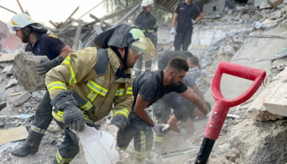 Dva tela izvučena iz ruševina hotela uništenog u Bahmutu