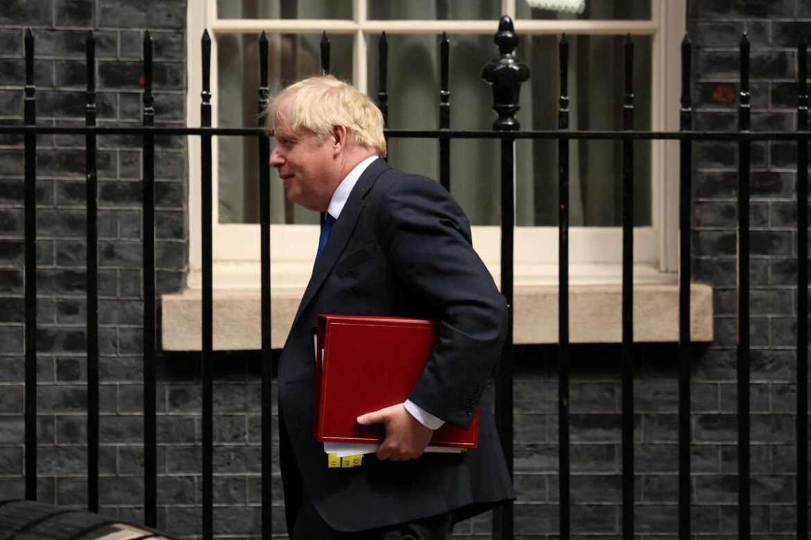 Boris Džonson rešen da nastavi mandat, uprkos ostavkama u vladi