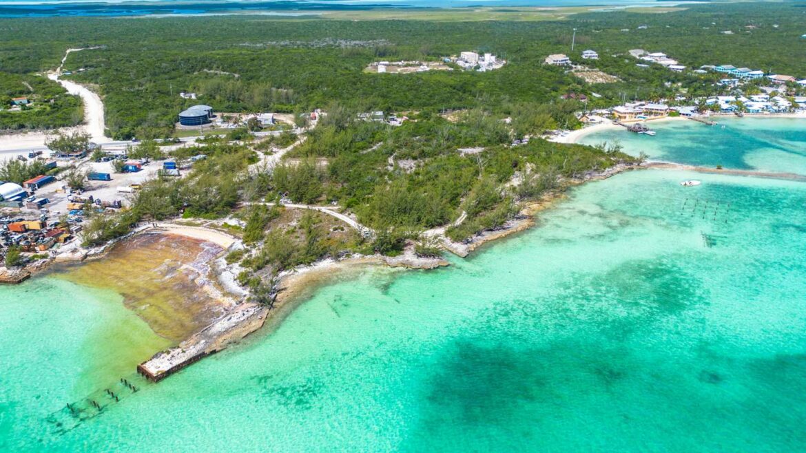 Gorivo se izlilo na Bahamima u blizini belih peščanih plaža