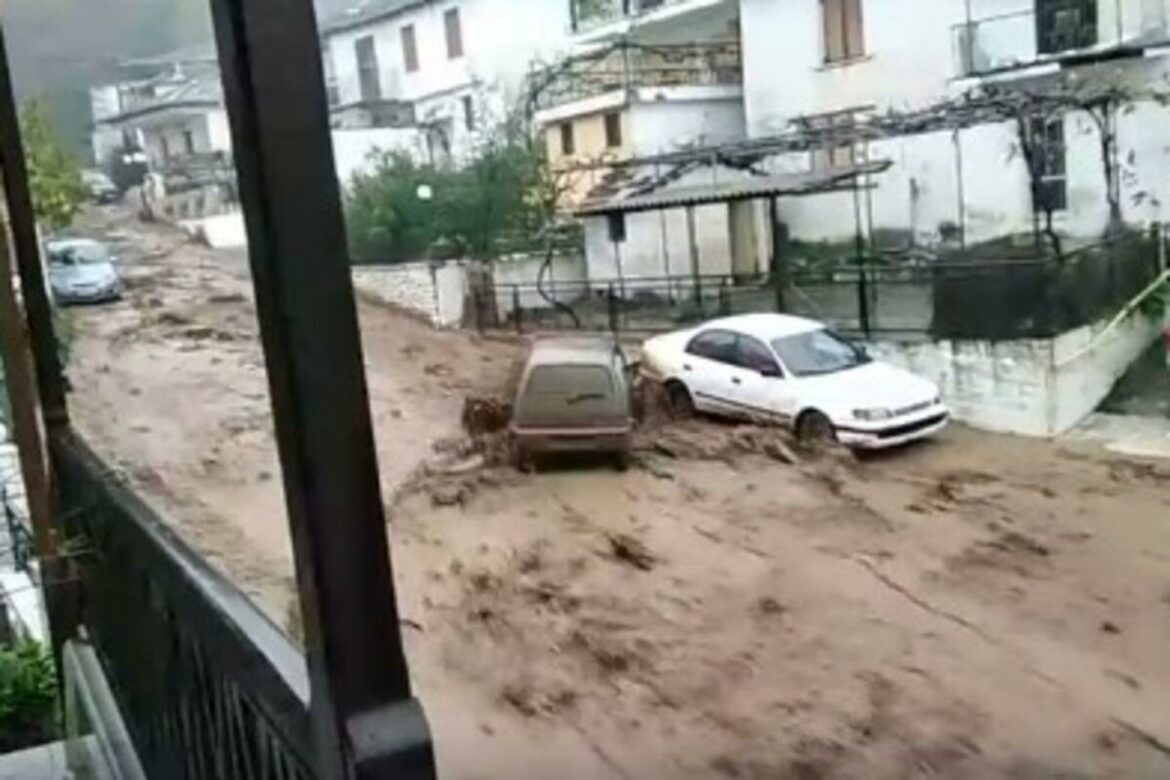 Grčku pogodilo nevreme, na Tasosu bujica nosila automobile