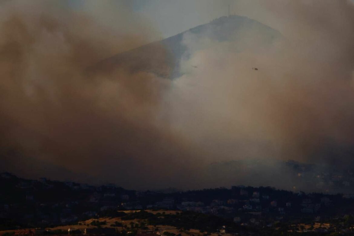 Grčka: Požar divlja u blizini Atine, evakuisana bolnica