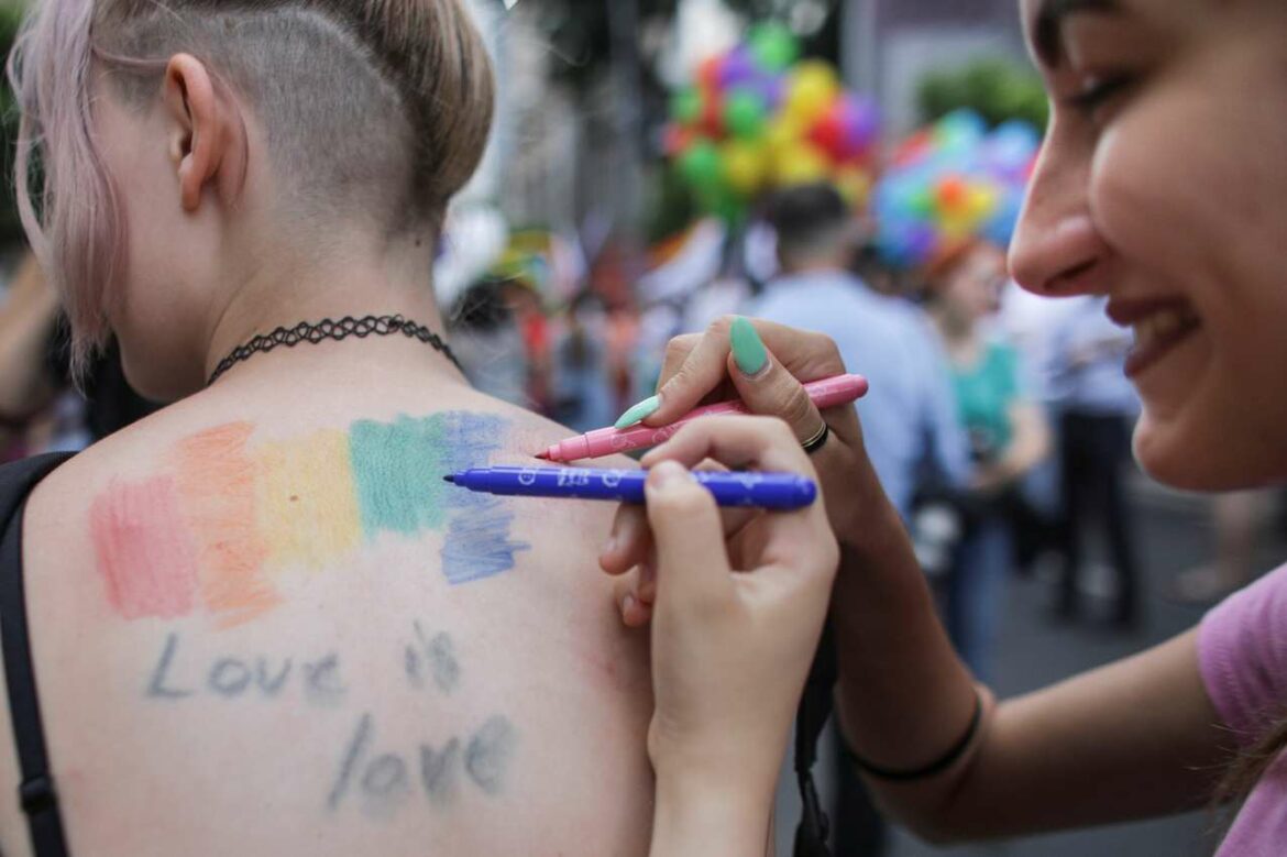 Hiljade ljudi marširaju na paradi ponosa LGBTK u Bukureštu