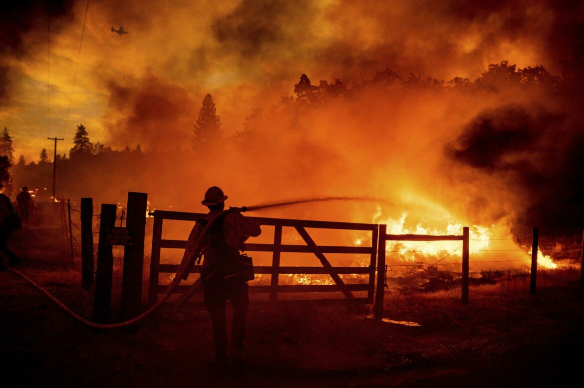 Hiljade ljudi beži od požara u Kaliforniji, vatra preti Nacionalnom parku Josemiti