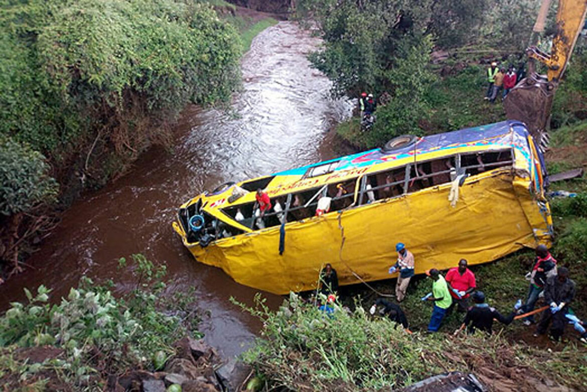 Autobus pao sa mosta u Keniji, 21 osoba poginula