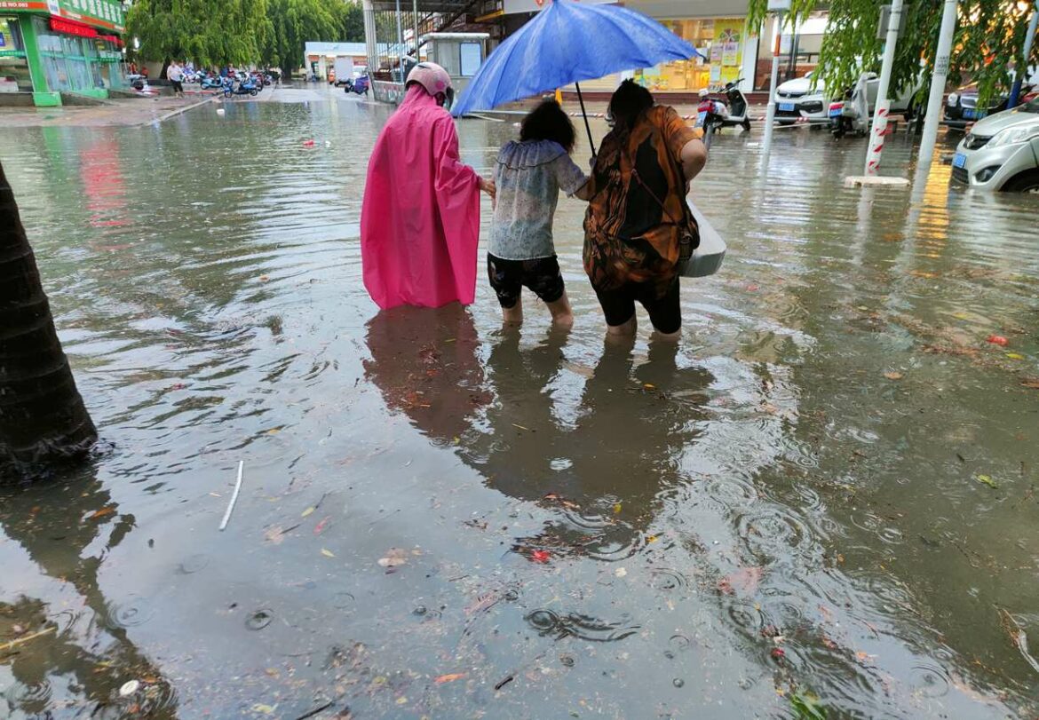 Kinu pogodio prvi tajfun u godini, rekordna prognoza padavina