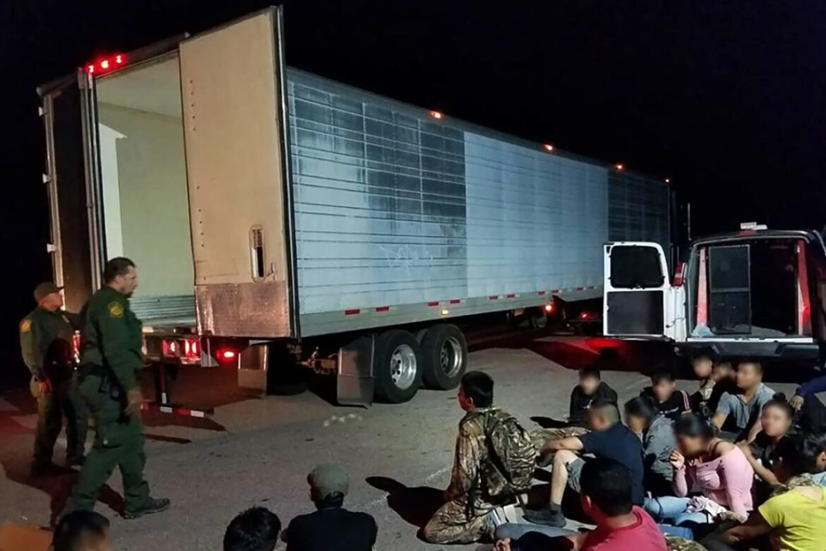 Meksiko: Migranti spašeni iz prikolice za krijumčarenje ljudi