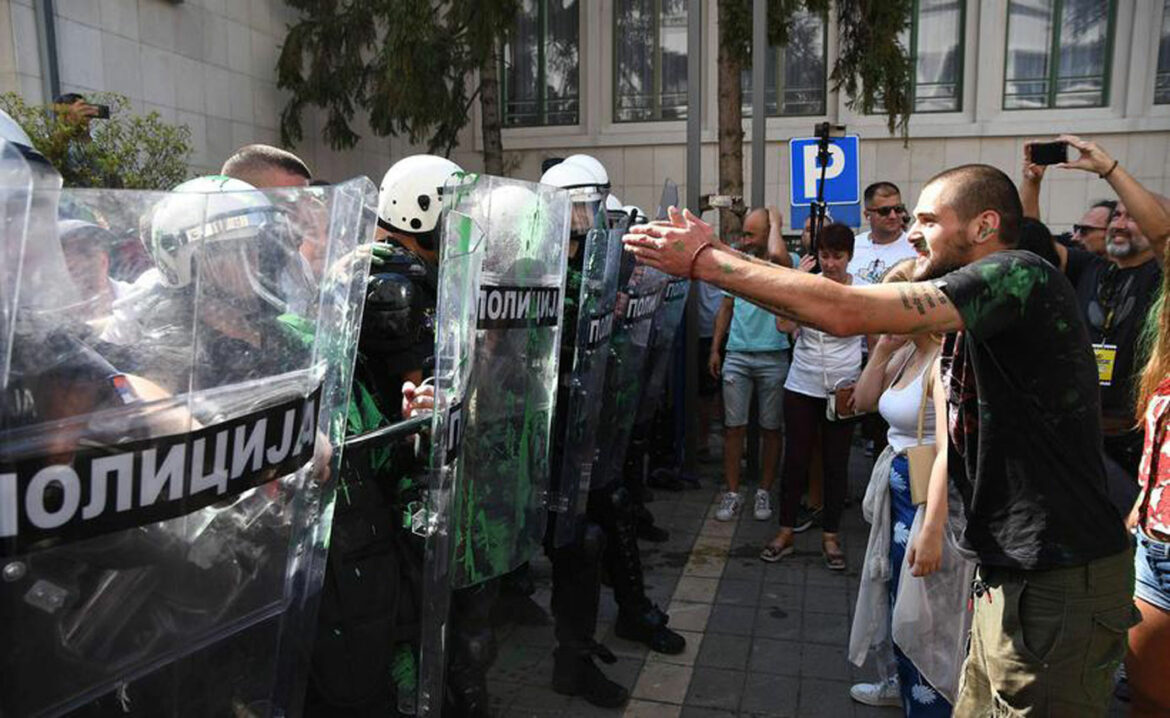 Novi Sad: Demonstranti razbili izlog, zasuli farbom prostorije SNS-a