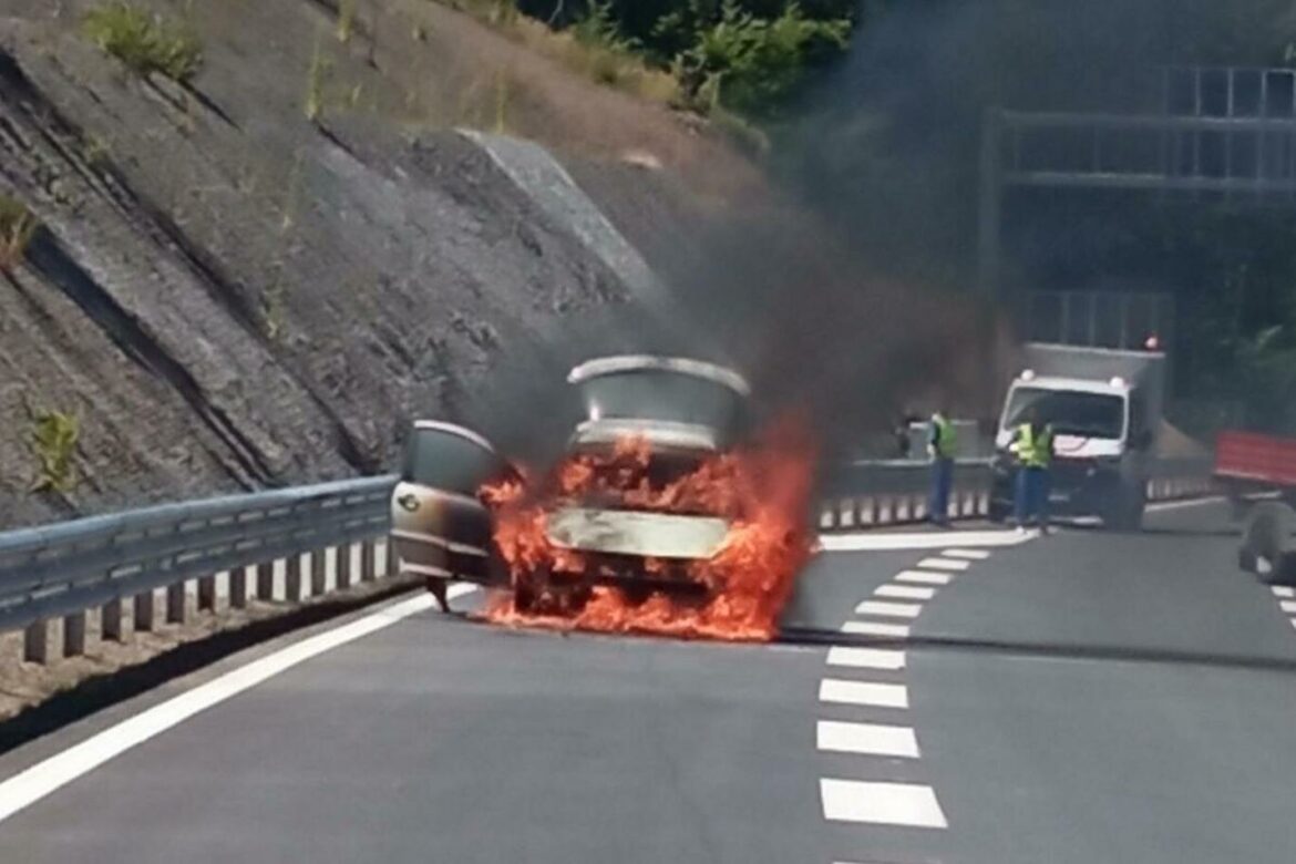 Zapalio se „pežo“ beogradskih tablica na novootvorenom auto-putu u Crnoj Gori