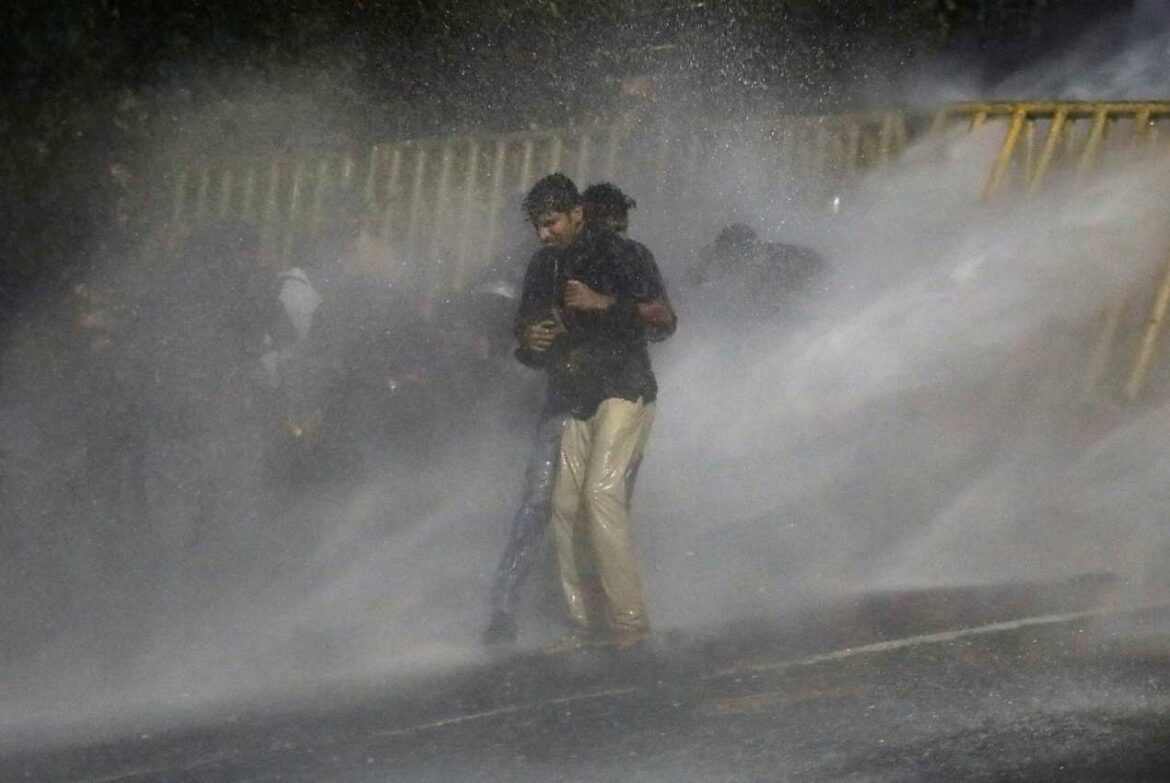 Policija Šri Lanke uvodi policijski čas i ispaljuje suzavac