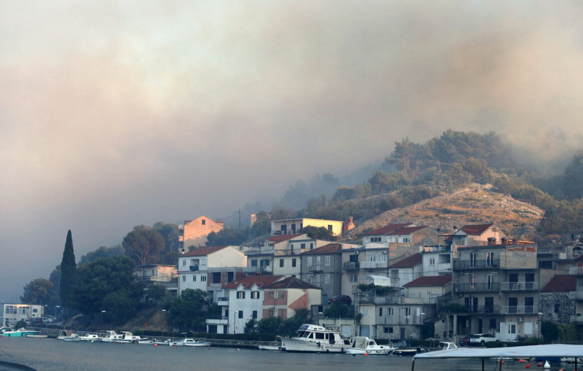 I dalje gori na šibenskom području, vatra pod kontrolom