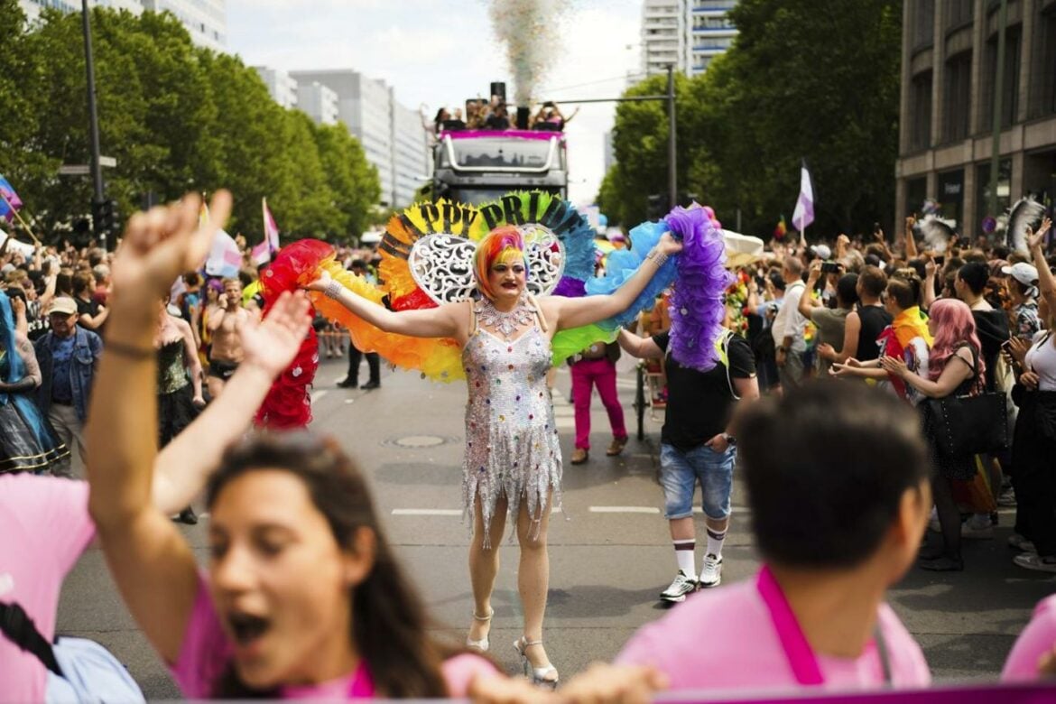 Prajd u Berlinu, LGBT zastave i na zgradi Bundestaga