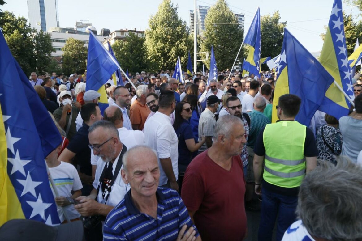 Protest u Sarajevu zbog Šmitovih rešenja: Bosna nije ničija prćija