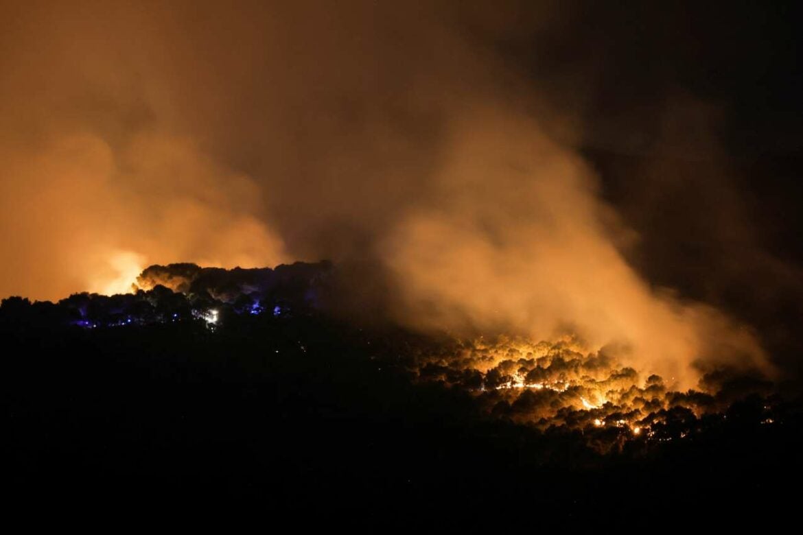 Šumski požar u istočnoj Španiji primorao stotine ljudi da evakuišu svoje domove