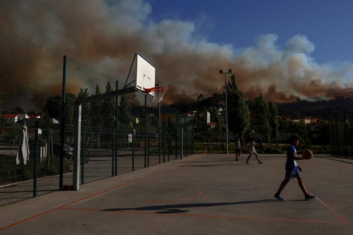 Stotine vatrogasaca se bore sa požarom u blizini Lisabona