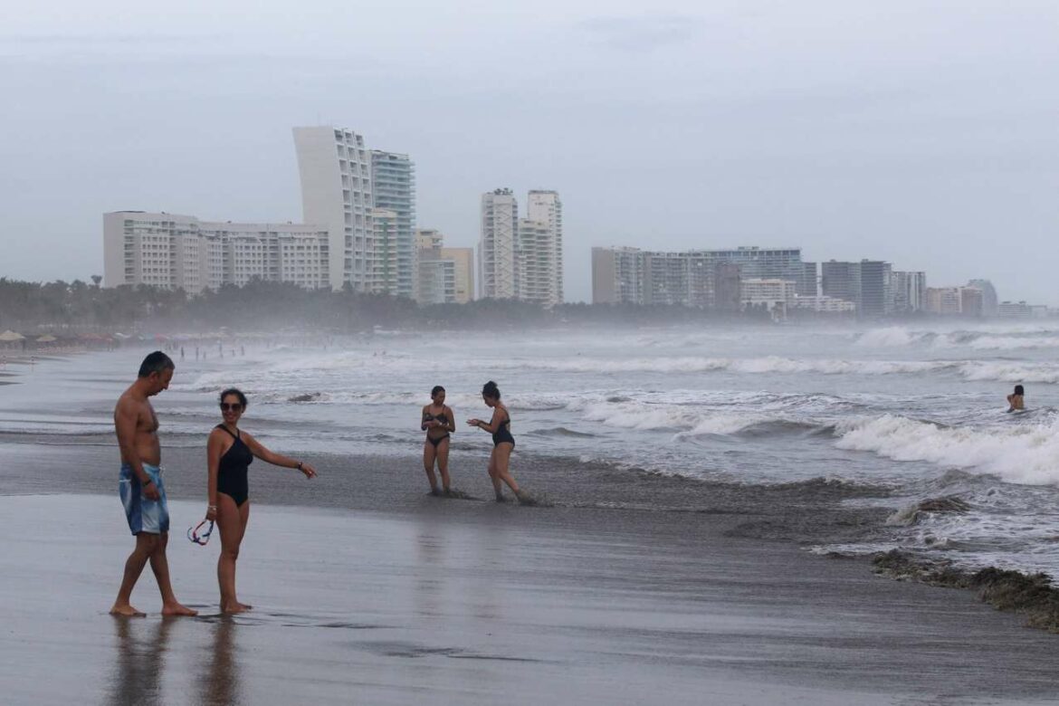 Uragan Estel u blizini zapadne obale Meksika