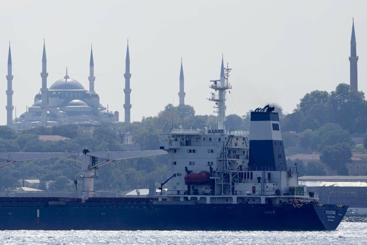 Tri broda sa ukrajinskim žitaricama krenula iz luka u Crnom moru