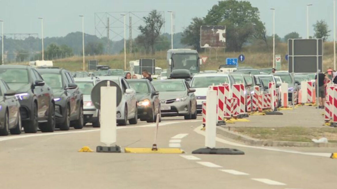 Najveće gužve na prelazima s Mađarskom,  zadržavanja na izlazu iz Srbije oko tri sata