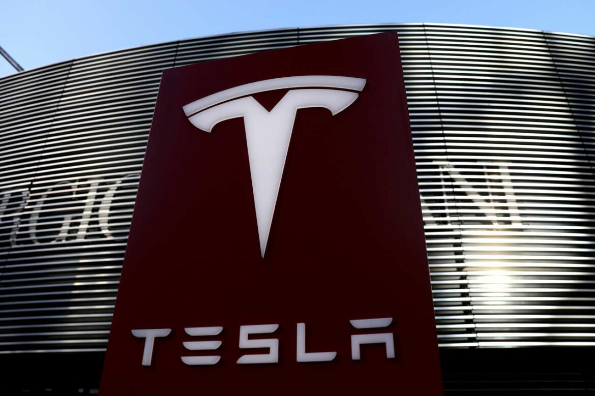 Kalifornijski regulator: Tesla lažno reklamirao autopilot