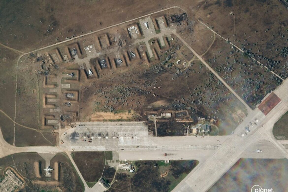Satelitski snimci pokazuju teško oštećenu vazdušnu bazu na Krimu