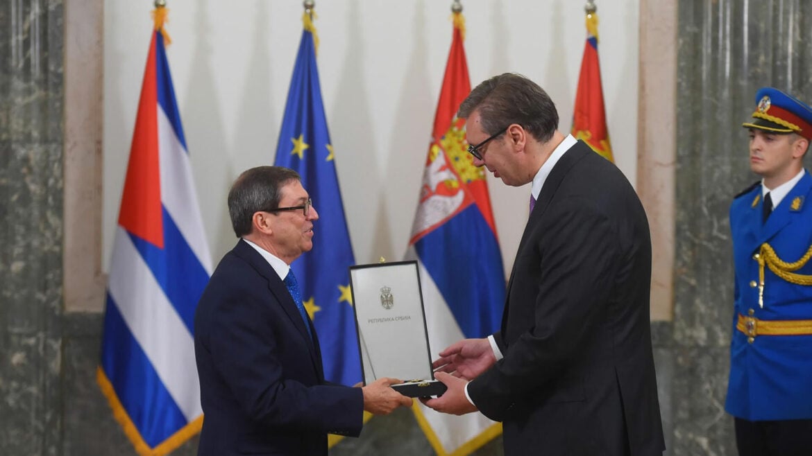 Vučić uručio odlikovanje ministru spoljnih poslova Kube