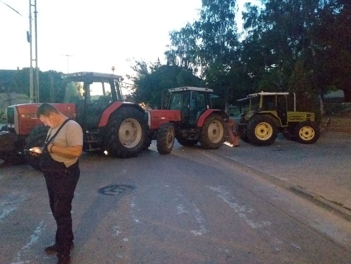 Traktori i dalje pred opštinom Rača