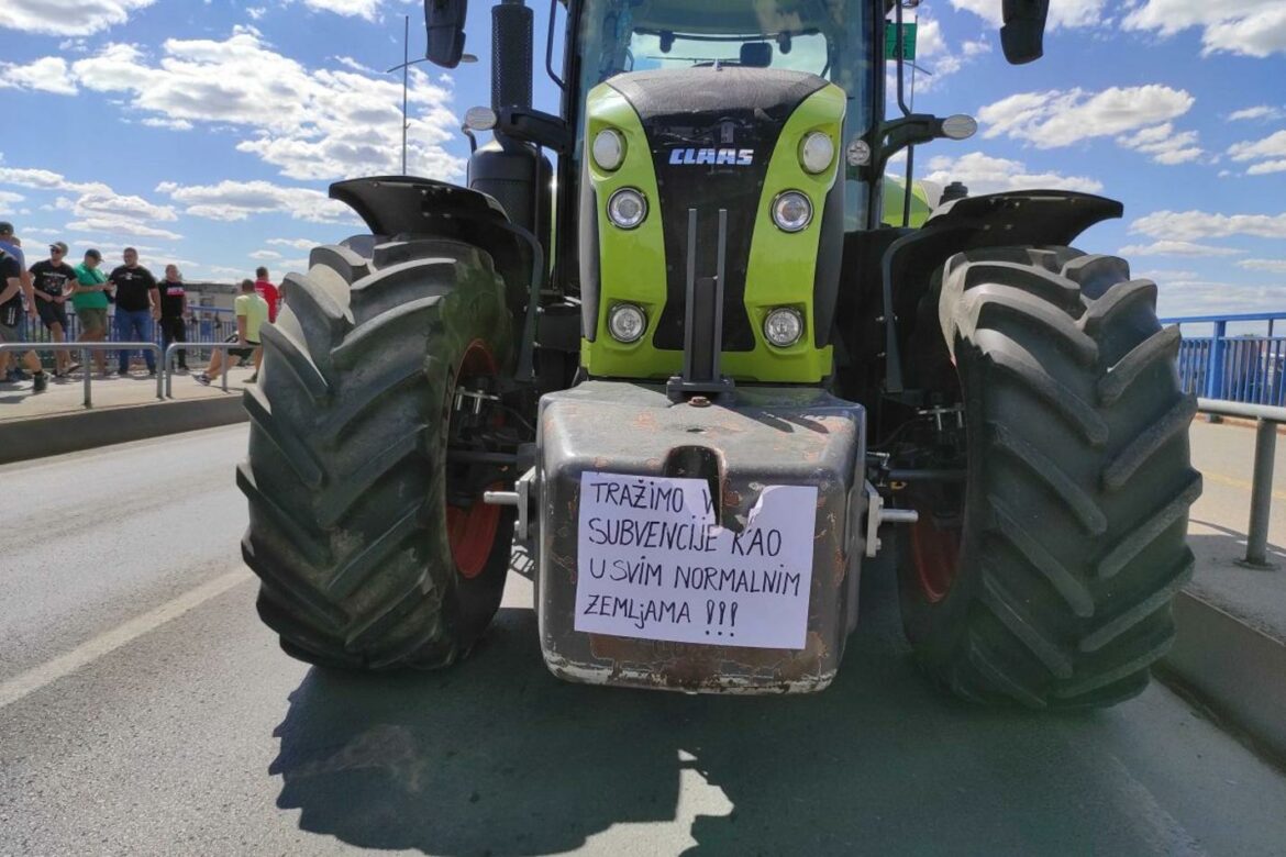 Poljoprivrednici odblokirali most Duga i Bulevar Mihajla Pupina u Novom Sadu