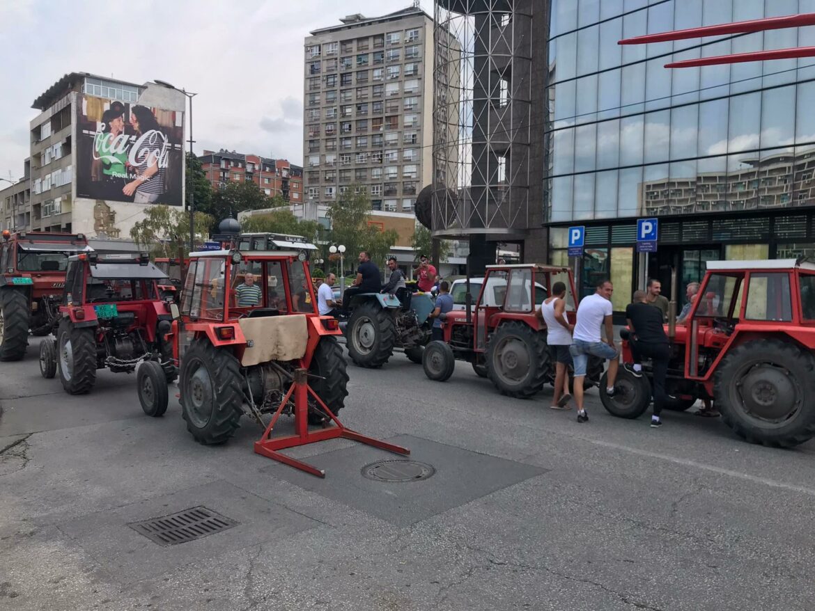Poljoprivrednici traktorima blokirali ulicu ispred opštine Kragujevca