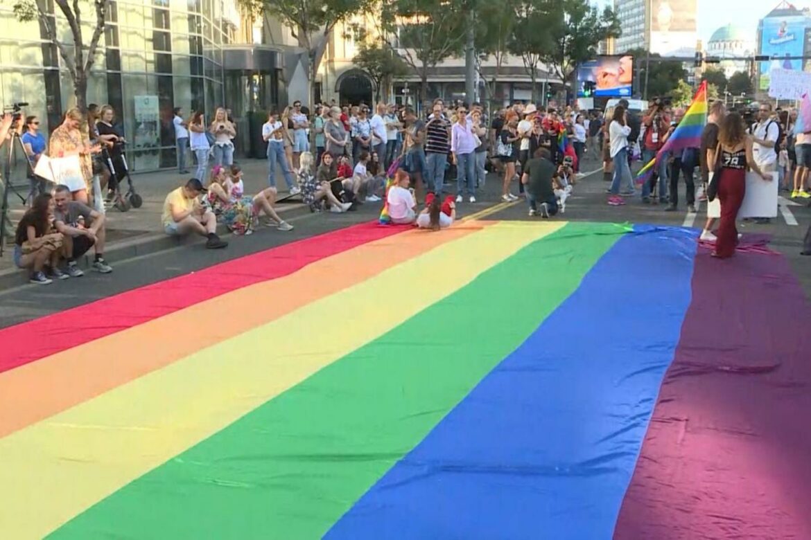 Poslanici Evropskog parlamenta pozvali su Srbiju da dozvoli Evroprajd