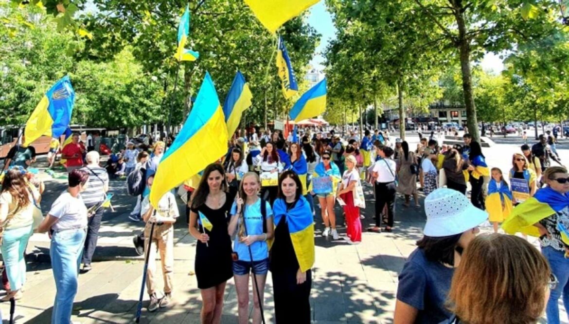 Miting podrške Ukrajini održan u Parizu