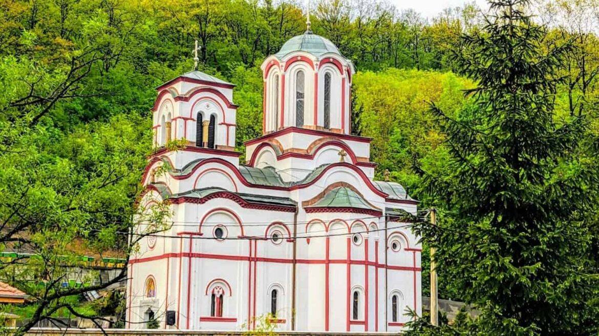 Manastir Tumane, tradicionalno presvlačenje moštiju Svetog Zosima – vernici dobijaju deliće stare odeće