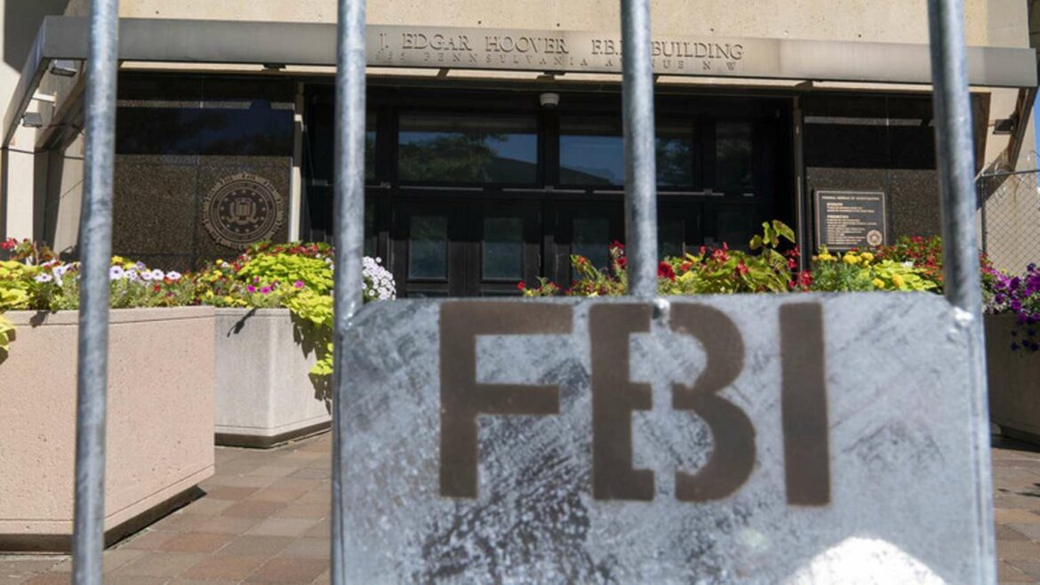 Anketa: Većina Amerikanaca vidi FBI kao „Bajdenov Gestapo“