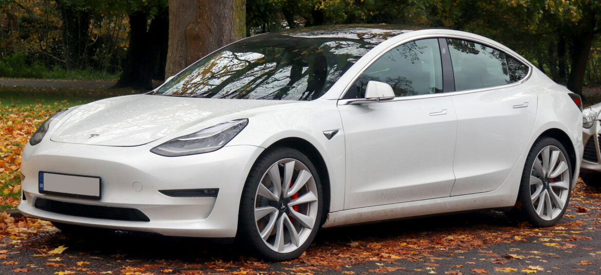 Tesla povlači 1,1 milion električnih vozila zbog problema sa električnim prozorima