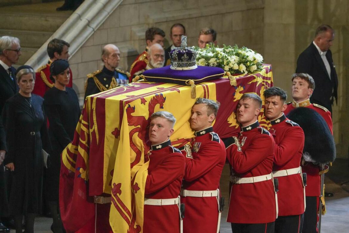 Kovčeg kraljice Elizabete prenesen u Vestminster gde građani odaju počast do ponedeljka