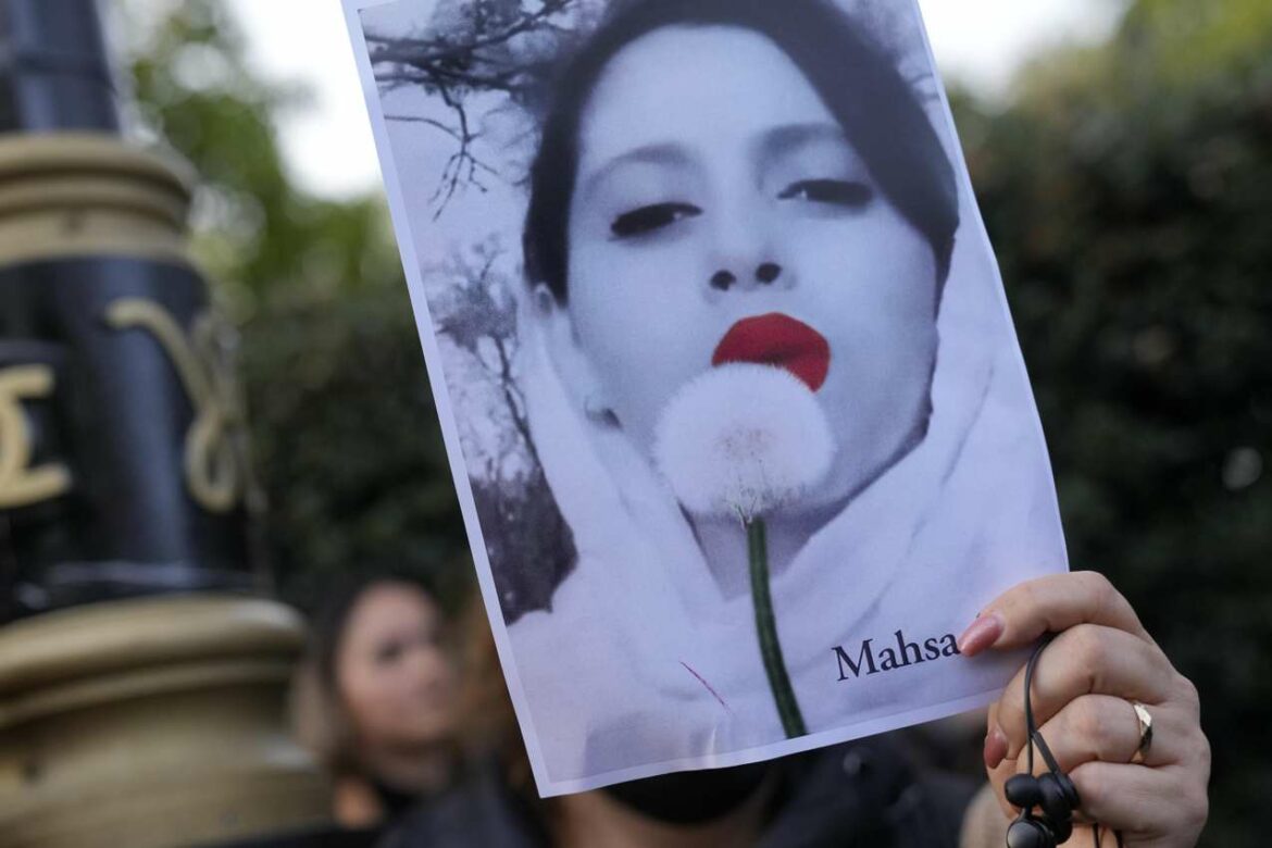 Iranski poslanik demonstrankinje koje su skinule marame nazvao prostitutkama