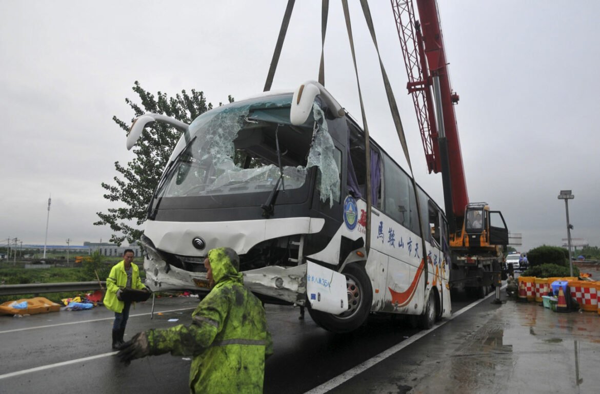 Kina: 27 nastradalih u prevrtanju autobusa na autoputu