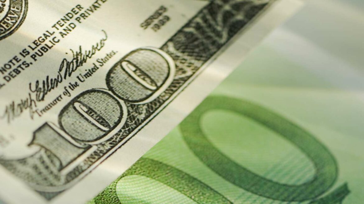 Dolar nadmašuje evro u globalnim plaćanjima